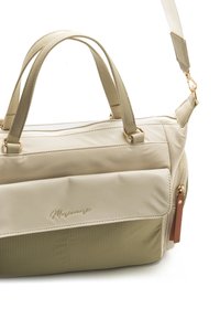 Bolso de hombro beige y verde claro con dos asas, bolsillo frontal con cremallera y tira de cuero marrón, y detalles en hardware dorado.
