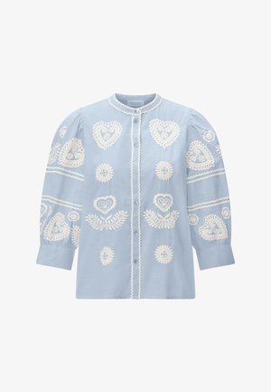 Hele sinine pluus valgete tikanditega südame, lillede ja lainelise servaga, sõlmitud pikkade puffsiga varrukatega ja ees nuppudega.