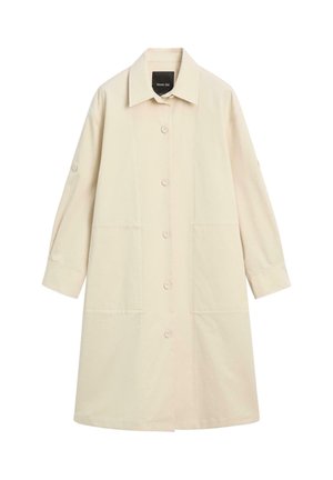 Lang beige knap-op frakke med lange ærmer, klassisk krave og to lommer foran, vist mod en hvid baggrund.