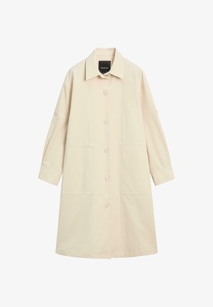 Dlouhý béžový kabát na knoflíky s dlouhými rukávy, klasickým límcem a dvěma předními kapsami, zobrazený na bílém pozadí.