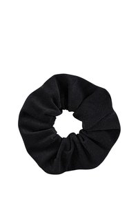 Czarny materiałowy scrunchie o miękkiej teksturze i zmarszczonym wyglądzie, z centralnym otworem i gładkim wykończeniem.
