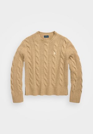 Pull beige en maille torsadée à col rond, avec poignets et ourlet côtelés, présentant un petit logo brodé sur la poitrine gauche.