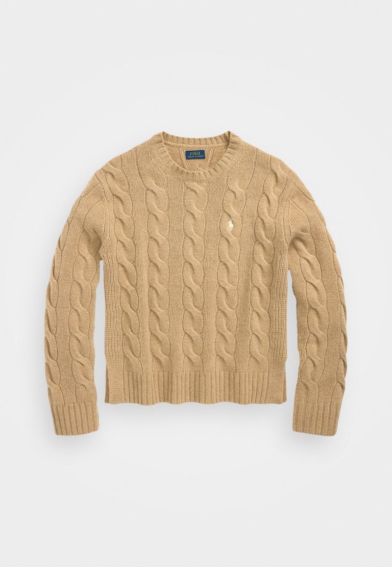 Pull beige en maille torsadée à col rond, avec poignets et ourlet côtelés, présentant un petit logo brodé sur la poitrine gauche.