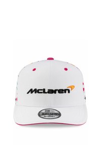 Biała czapka bejsbolowa z różowymi akcentami, z logo McLaren w kolorze czarnym. Dekoracyjne wzory po bokach, regulowany pasek z tyłu.