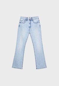 Jean en denim bleu clair avec une coupe droite, fermeture à bouton et zip à l'avant, et cinq poches sur un fond uni.