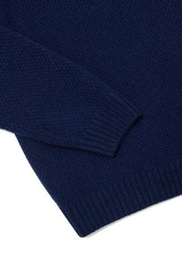 Marineblauer Strickpullover mit strukturiertem Körper, gerippten Bündchen und Saum sowie glatter Oberfläche. Das Design ist schlicht, ohne zusätzliche Muster.