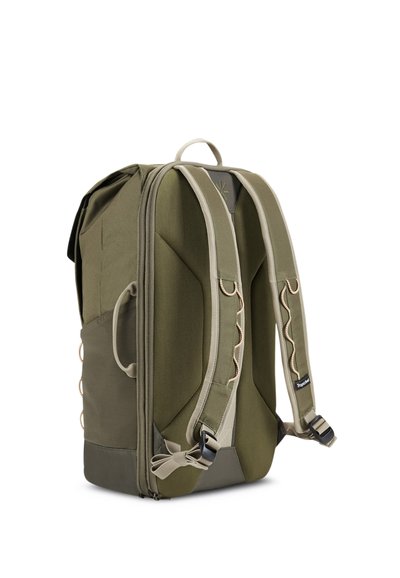 Olivgrön ryggsäck med vadderade sidor, justerbara remmar och ett handtag på toppen. Har en dragkedjeförslutning och dekorativ sömnadsdetalj.