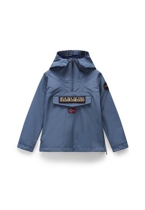 Chaqueta impermeable azul con capucha, bolsillo frontal tipo pouch y cierre de cremallera. Presenta un emblema con logo y un detalle de bandera noruega. Textura suave.