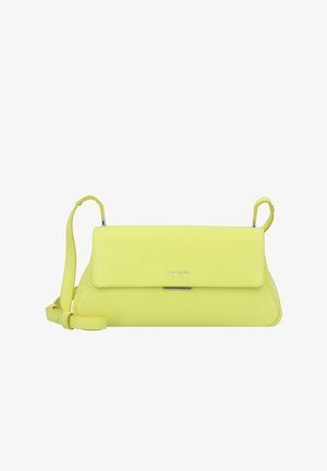 Gele leren crossbodytas met flapsluiting, zilverkleurige hardware en verstelbare riem. Voorzien van een logo dat op de voorkant is gegraveerd.