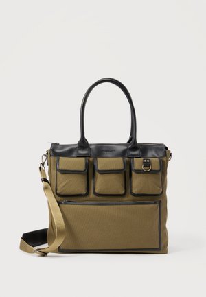 Sac fourre-tout rectangulaire vert olive avec garniture en cuir noir, trois poches avant à rabat, un détail de boucle, une grande poche zippée, des poignées doubles et une bandoulière.