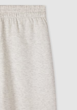 Pantaloni da sudo grigi chiari con vita elasticizzata, realizzati in un tessuto morbido, con una superficie leggermente texture e senza motivi visibili.