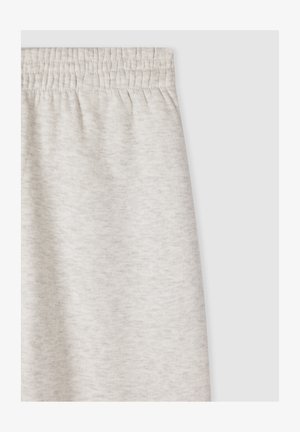 Pantaloni da sudo grigi chiari con vita elasticizzata, realizzati in un tessuto morbido, con una superficie leggermente texture e senza motivi visibili.