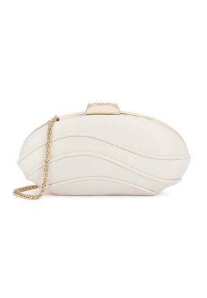 Geantă mică de mână, de culoare crem, cu valuri cusute curbate, curea din lanț auriu și închidere cu clemă aurie pe un fundal alb.