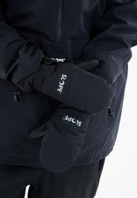 Svarta isolerade vantar med en slät yta och SLOPE®-logotyp, som har justerbara remmar och en enkel, rundad design.
