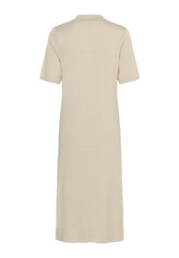 Robe beige en tricot à manches courtes avec un col polo. Présente une silhouette droite et une longueur mi-mollet, confectionnée dans un tissu doux et texturé.