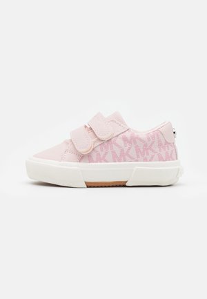 Baskets pour enfants rose clair avec deux bandes Velcro, motif MK texturé sur les côtés en tissu et une semelle blanche épaisse en caoutchouc.