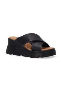 Svarte slide-sandaler med krydsede remme lavet af struktureret syntetisk læder. Har en brun perforeret fodseng og en tykk sort platform sål.