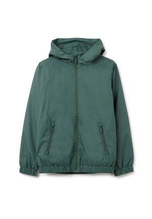 Giacca con cappuccio di colore verde scuro, realizzata in materiale leggero. Presenta una cerniera frontale, polsini elasticizzati e due tasche laterali. Texture liscia.