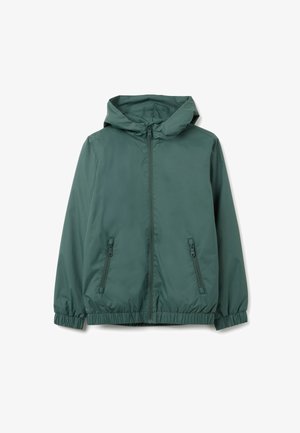 Giacca con cappuccio di colore verde scuro, realizzata in materiale leggero. Presenta una cerniera frontale, polsini elasticizzati e due tasche laterali. Texture liscia.