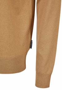 Männlicher brauner Strickpullover mit gerippten Bündchen und Saum, ausgestattet mit einem kleinen Logotag an der Seite. Weicher Stoff und taillierte Passform.