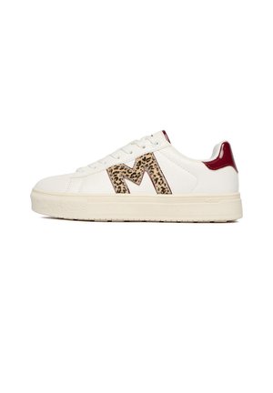 Biały niski sneaker z nadrukiem w panterkę "M" po boku, z ciemnoczerwonym akcentem na pięcie, kremową podeszwą i białymi sznurowadłami.