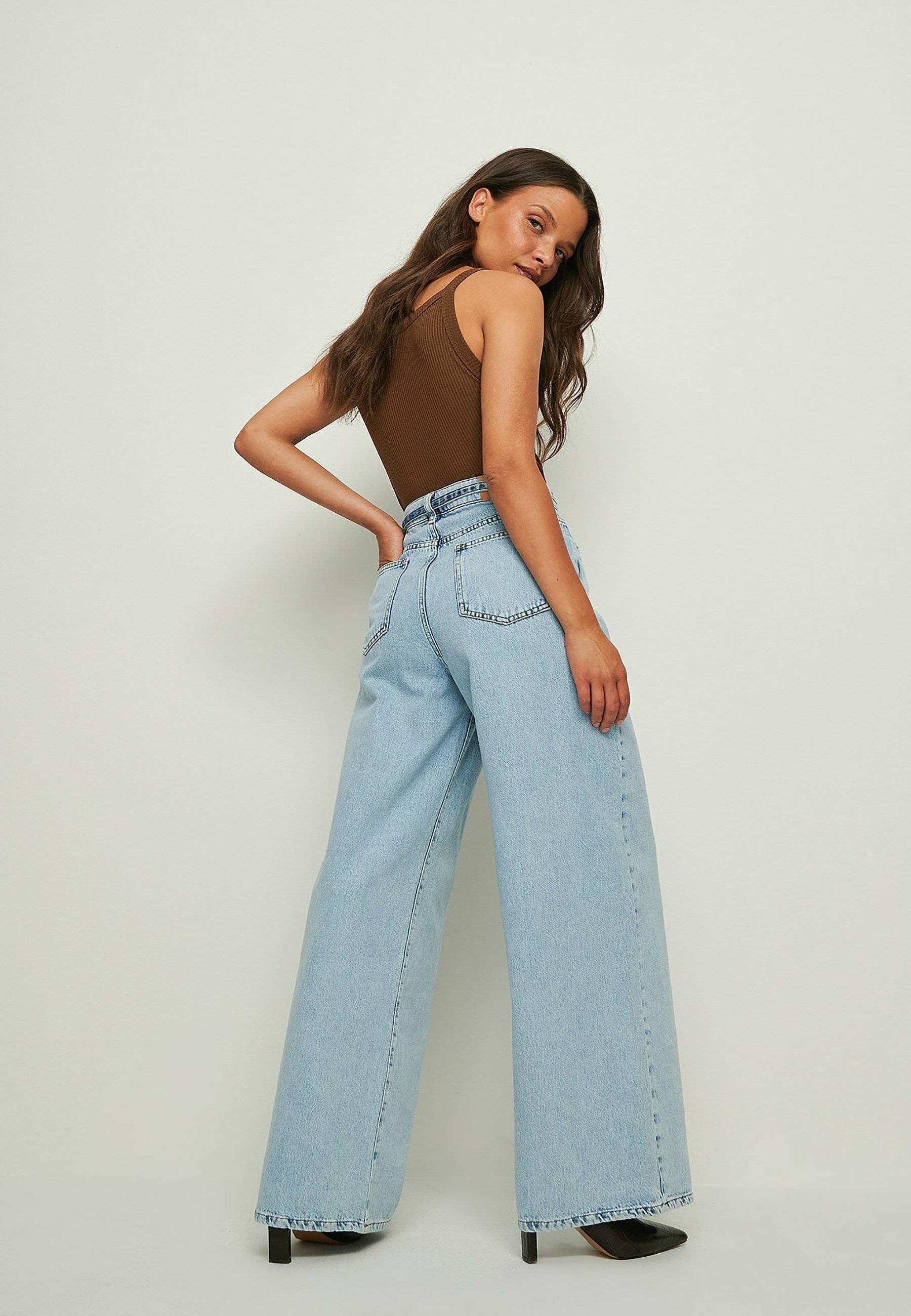 NA-KD SLOUCHY - Jeans a zampa - mid blue/carta da zucchero - Zalando.it