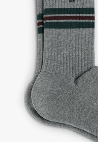 Calcetines de rayas grises con franjas verdes y burdeos. Textura suave con talón y punta reforzados para mayor durabilidad.