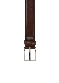 Brun läderbälte med en slät yta, med ett silverfärgat metalspänne och en liten logotyp på remmen nära spännet.