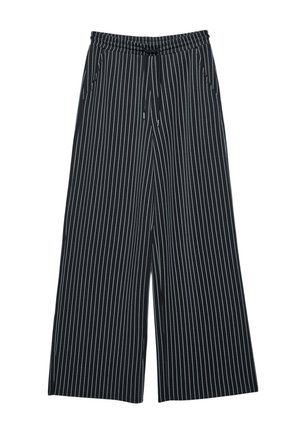 Pantaloni a gamba larga neri con righe verticali bianche. Realizzati in tessuto morbido. Presentano una cintura elasticizzata e due tasche laterali.