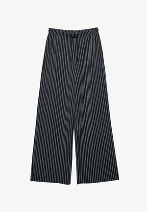 Hlače s širokimi hlačnicami v črni barvi z belimi navpičnimi črtami. Iz mehke tkanine. Imajo elastičen pas in dva stranska žepa.