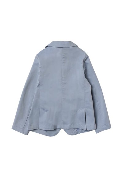 Giacca azzurro chiaro realizzata in tessuto liscio, con colletto, maniche lunghe, tasche laterali e orlo curvo con dettagli di plissettatura.