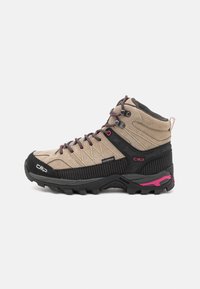Scarpe da trekking impermeabili con tomaia in suede beige, dettagli in tessuto nero, lacci rosa e suola resistente per la trazione.