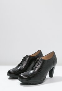 Pier One Zapatos de salón con cordones - black