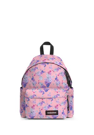 Sac à dos Eastpak rose avec motif floral violet et blanc, poche avant, fermeture éclair noire et poignée noire.
