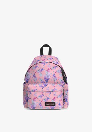 Sac à dos Eastpak rose avec motif floral violet et blanc, poche avant, fermeture éclair noire et poignée noire.