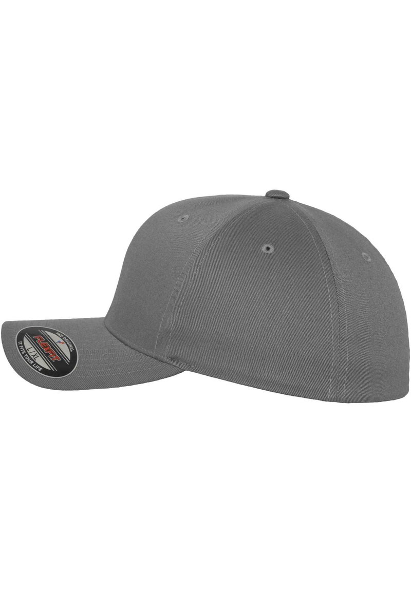 Casquette de baseball grise avec une visière courbée, six œillets de ventilation et une texture de tissu lisse. Présente une étiquette de marque sur le côté.