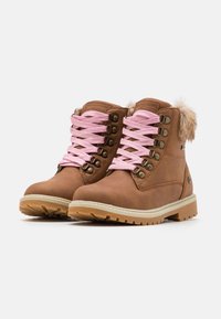 Botas de tobillo de cuero marrón con cordones rosas, borde de piel sintética, suela de goma duradera y ojales de metal para un ajuste seguro.