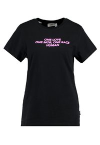 Camiseta negra de algodón con texto rosa: "UNA SOLA AMOR, UNA SOLA MAFIA, UNA SOLA RAZA HUMANA." Manga corta y diseño clásico de cuello redondo.