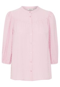 Camicetta rosa con scollo rotondo, maniche a tre quarti a palloncino e chiusura frontale con bottoni. Presenta un tessuto testurizzato con motivi sottili.