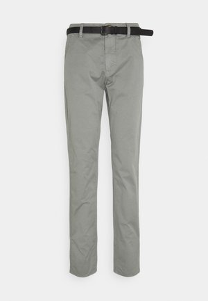 Pantalon slim gris clair avec poches latérales et ceinture noire, posé à plat sur fond blanc.