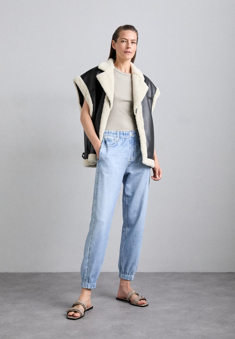 Pantalon de jogging molleton poches zippées bleu garçon OKAIDI Pantalon de jogging molleton poches zippées bleu garçon OKAIDI
