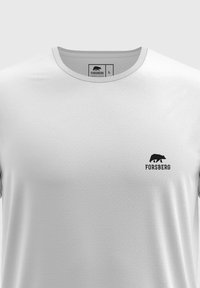 Camiseta blanca de manga corta hecha de material suave, con un logo de oso negro y el texto "FORSBERG" en el lado izquierdo del pecho. Talla L.