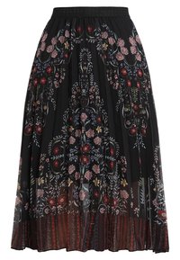 Jupe plissée noire avec broderies florales en rouge, rose et bleu. Taille élastique, tissu semi-transparent et texture superposée à l'ourlet.