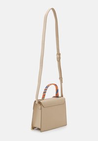 Beige rektangulær håndtaske med en struktureret design, der har et mønstret blåt og orange skulderhåndtag samt en justerbar skulderrem.