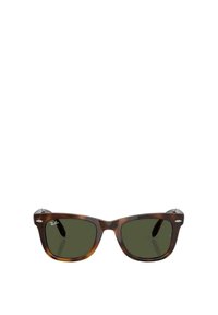 Occhiali da sole Ray-Ban con montatura tartarugata, lenti verdi, forma angolare e dettagli metallici vicino alle tempie. Design classico.