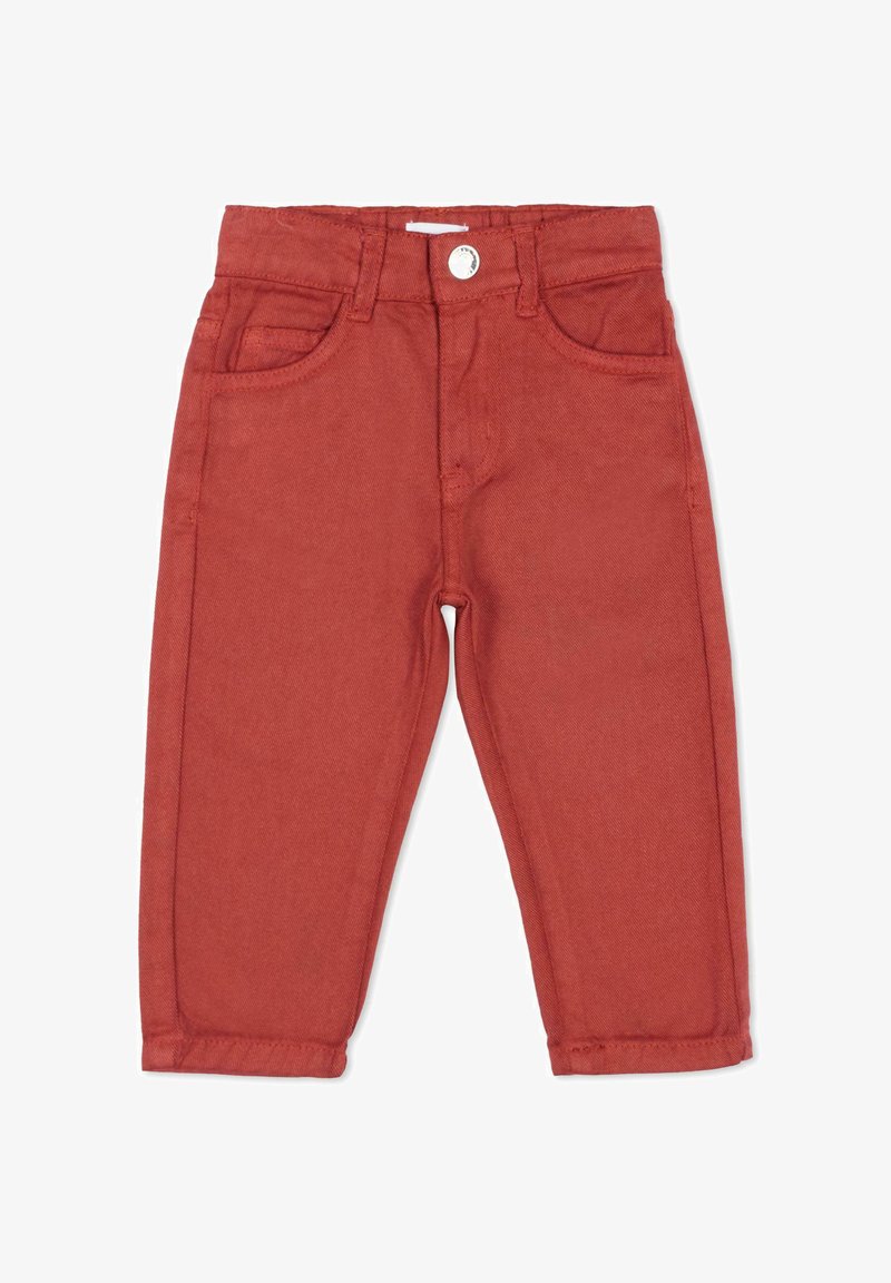 Rode spijkerbroek met vijf zakken, knoopsluiting en omgeslagen pijpen. De stof heeft een gladde textuur en lichte rek.