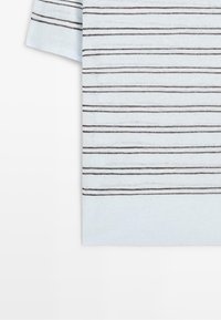 Chemise bleu clair à manches courtes avec de fines rayures horizontales foncées et un large ourlet côtelé en bas.