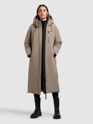 Dolga, bež puhovka s kapuco, ki ima zadrgo na prsih ter stranske zadrge. Gladka tekstura in eleganten dizajn. Črni detajli.