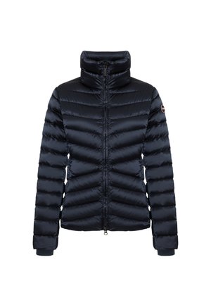 Chaqueta acolchada en navy con cuello alto, diseño acolchado, cierre de cremallera y puños elásticos. Tela suave y brillante con rayas horizontales.