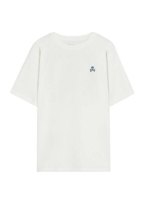 Camiseta blanca de algodón de manga corta con un pequeño logotipo oscuro de calavera y tibias cruzadas en el pecho izquierdo.